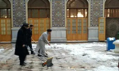 عکس رئیسی در کنار حرم امام رضا