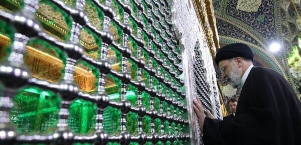 عکس رئیسی حرم امام رضا