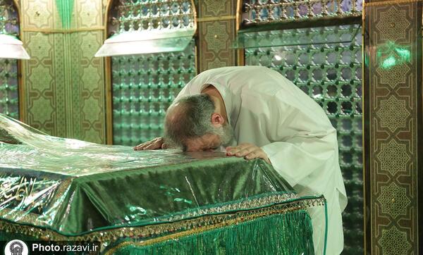 عکس رئیسی حرم امام رضا