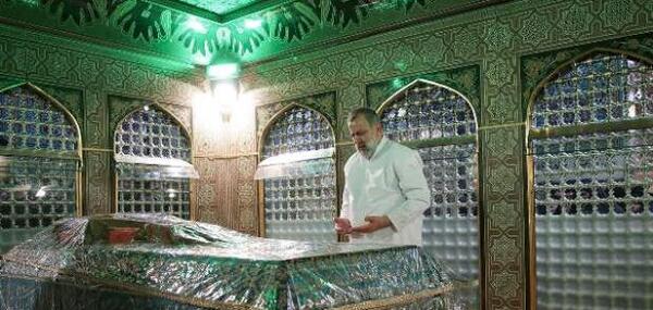 عکس رئیسی حرم امام رضا
