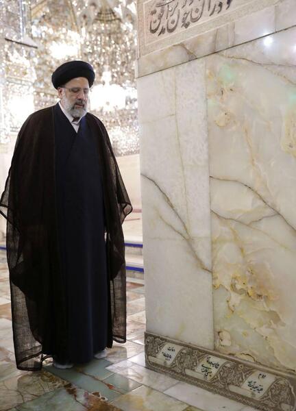 عکس رئیسی حرم امام رضا