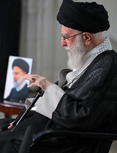 عکس شهید رئیسی کنار رهبر