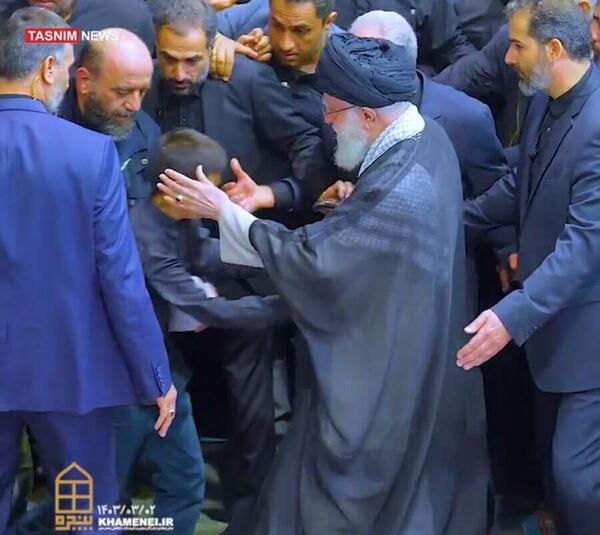 عکس شهید رئیسی با رهبری