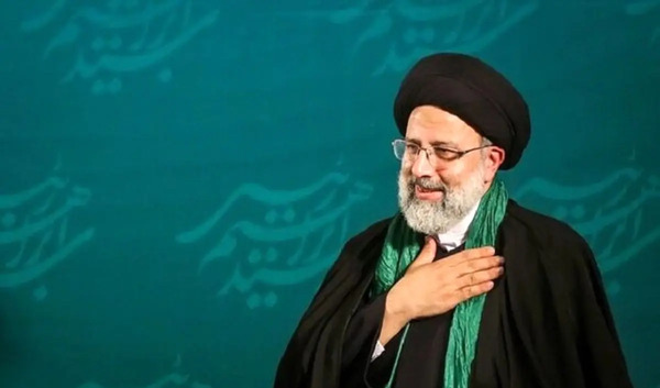عکس آقای رئیسی با شال سبز