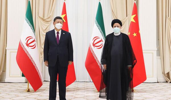 عکس رئیسی با پرچم ایران