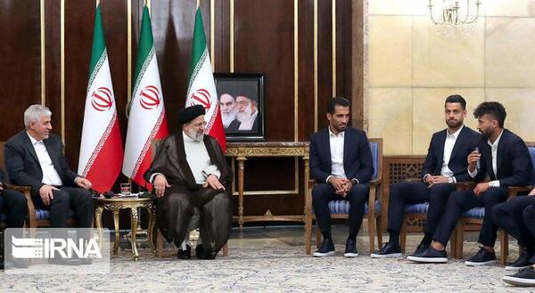 عکس رئیسی با پرچم ایران