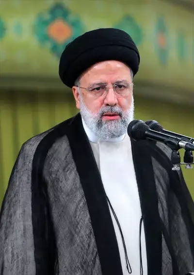 عکس شهید رئیسی ایستاده