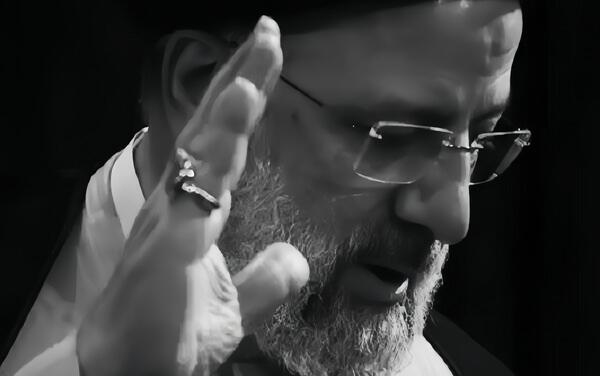 عکس شهید رئیسی ایستاده