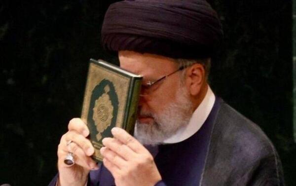 عکس شهید رئیسی ایستاده