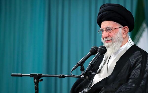 عکس رئیسی در کنار خامنه ای