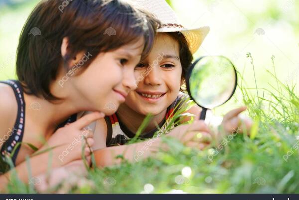 عکس دختر با ذره بین