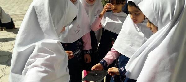 عکس سوزاندن کاغذ با ذره بین