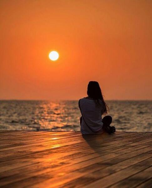 عکس پس زمینه زیبا دختر تنها