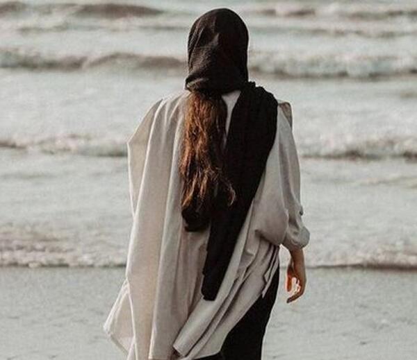 عکس دختر تنها لب دریا