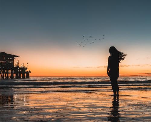 عکس دختر تنها لب دریا