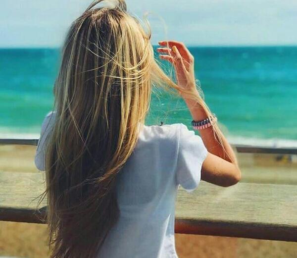 عکس دختر تنها در دریا