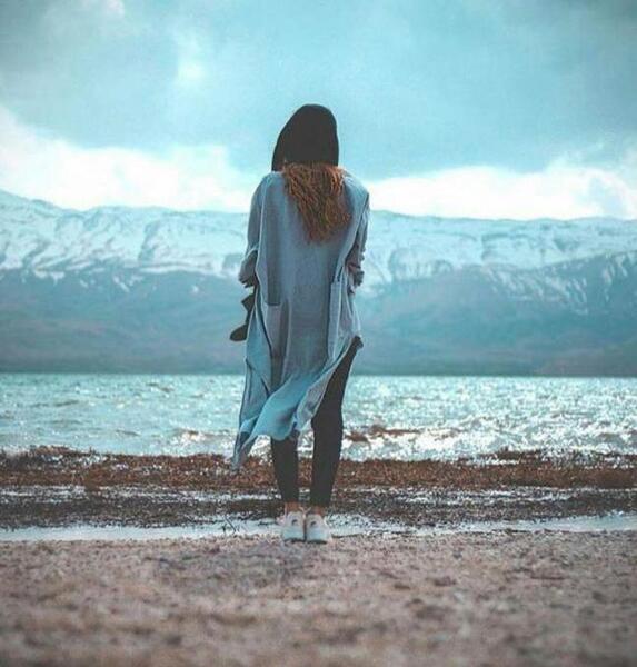 عکس دختر تنها در دریا