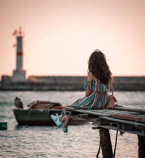 عکس دختر تنها در کنار دریا