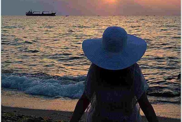 عکس دختر تنها در کنار دریا