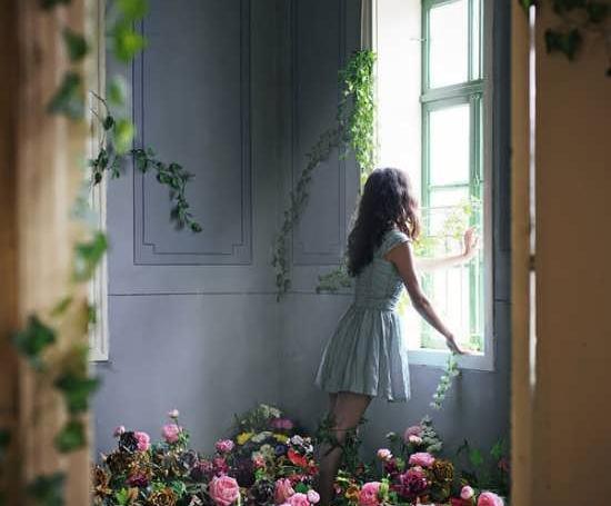 غمگین عکس دختر تنها کنار پنجره
