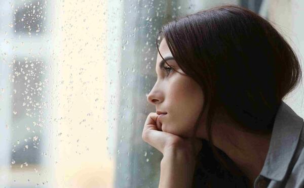 غمگین عکس دختر تنها کنار پنجره