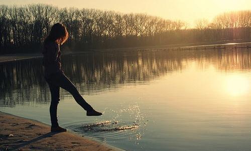 عکس دختر تنها کنار آب