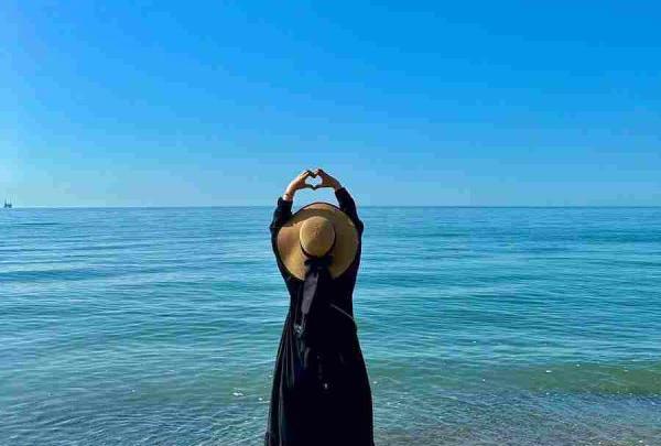 عکس دختر تنها کنار آب
