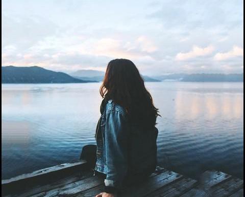 عکس دختر تنها کنار آب