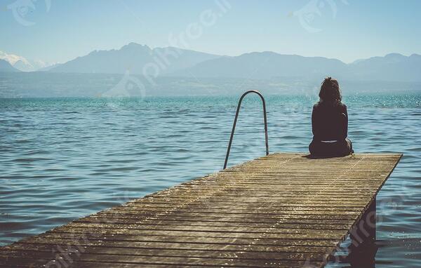 عکس دختر تنها کنار آب