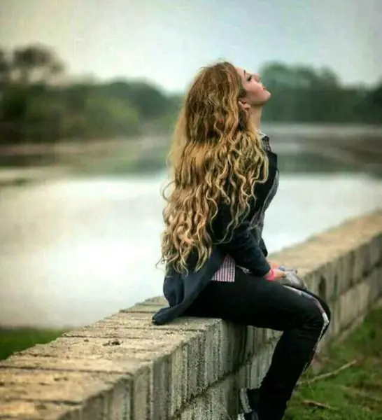 عکس دختر تنهایی غمگین