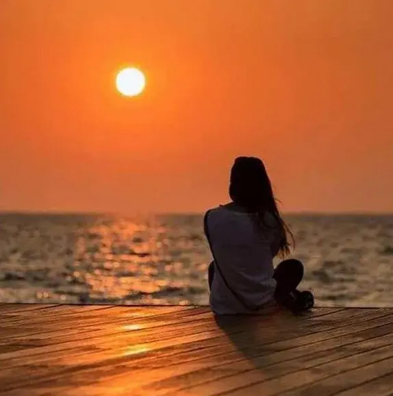 عکس دختر تنها در شب مهتابی