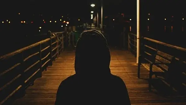 باکلاس عکس دختر تنها در شب
