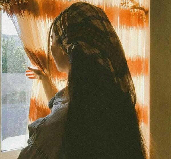 عکس پروفایل دختر لب پنجره