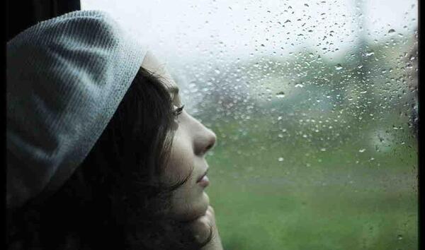 عکس پروفایل دختر لب پنجره