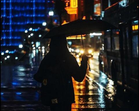 عکس پروفایل دختر لب پنجره