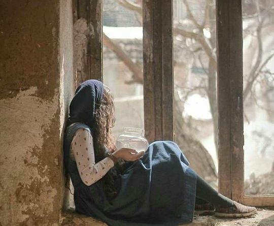عکس پروفایل دختر لب پنجره