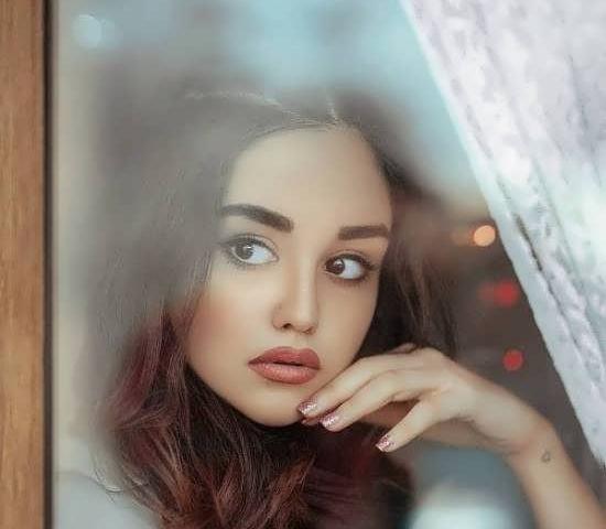 عکس پروفایل دختر لب پنجره