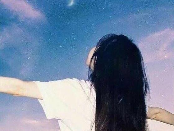 عکس پروفایل دختر مو بلند از پشت طبیعی