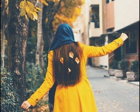 عکس پروفایل دختر مو فرفری از پشت سر