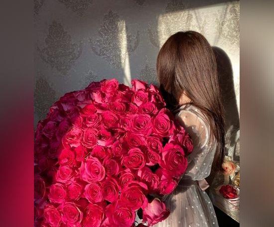 عکس پروفایل شاخه گل در دست دختر