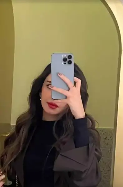 عکس دختر با گوشی ایفون برای پروفایل