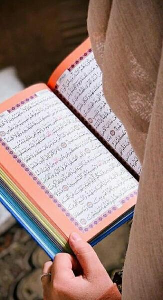 عکس دختر با قران برای پروفایل