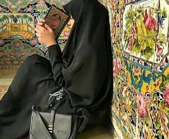 عکس دختر با قران برای پروفایل