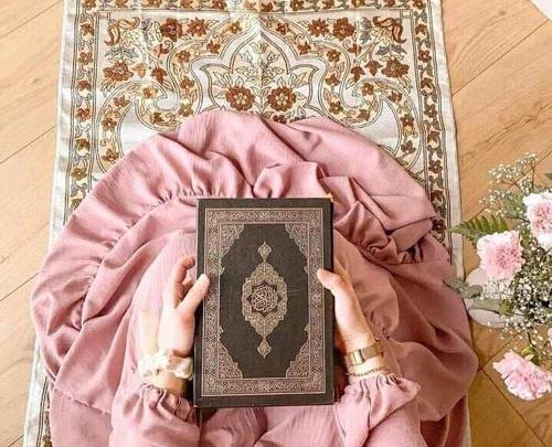عکس دختر با قران برای پروفایل