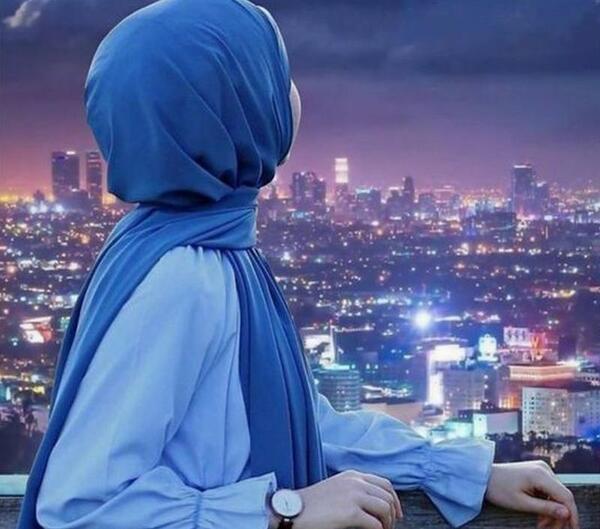 عکس دختر با قران برای پروفایل