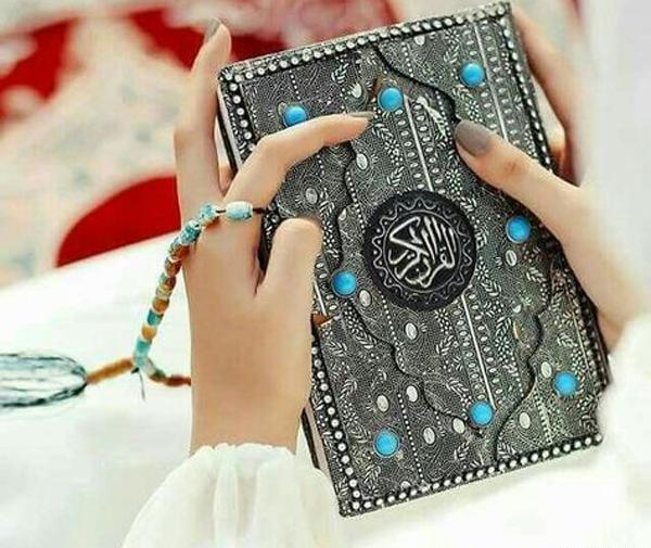 عکس دختر با قران برای پروفایل