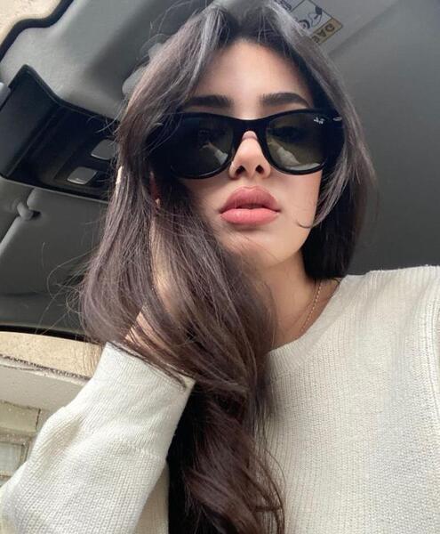 عکس دختر عینکی برای پروفایل طبیعی