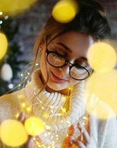 عکس دختر عینکی برای پروفایل طبیعی