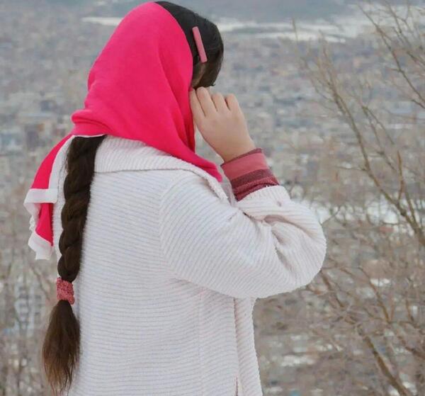 عکس پروفایل دختر با لباس صورتی