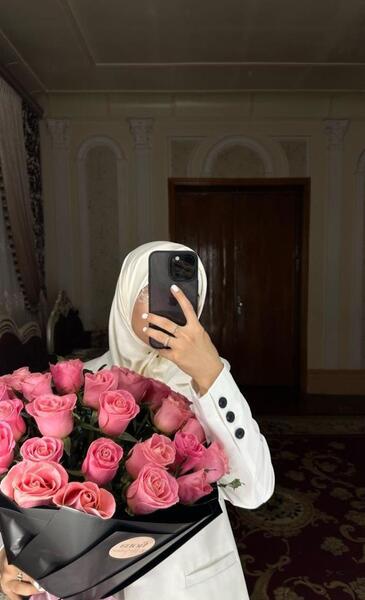 عکس پروفایل دختر دستش گل